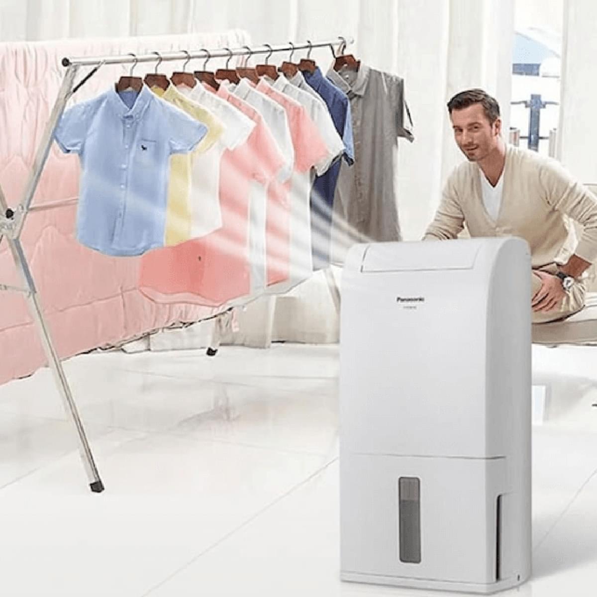 Máy hút ẩm Panasonic F-YCT14V giúp hong khô quần áo nhanh chóng