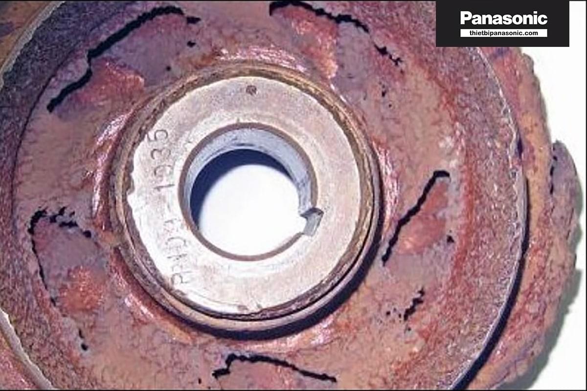 Đường ống hút không khí bị hở không khí lọt vào