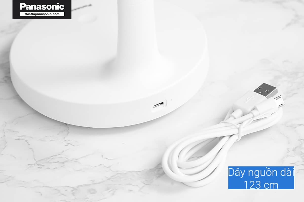 Đèn bàn Panasonic HHGLT034188 có dây sạc đi kèm