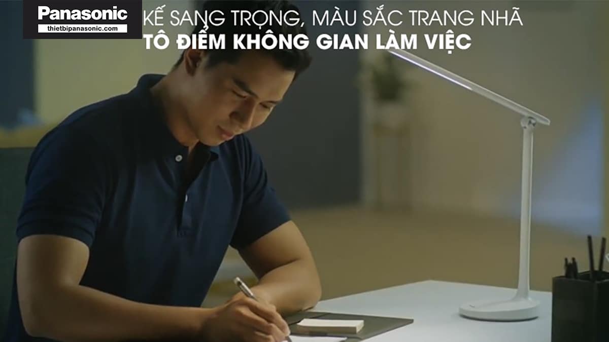 Đèn bàn Panasonic HHGLT034188 có thiết kế trang nhã tô điểm cho không gian làm việc