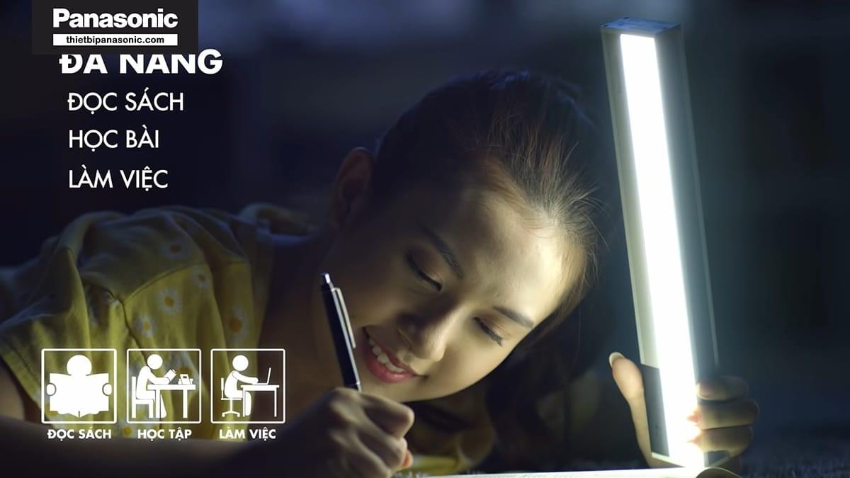 Đèn sạc Panasonic HHTQ045488 đa năng dùng để đọc sách hoặc làm việc đều thích hợp