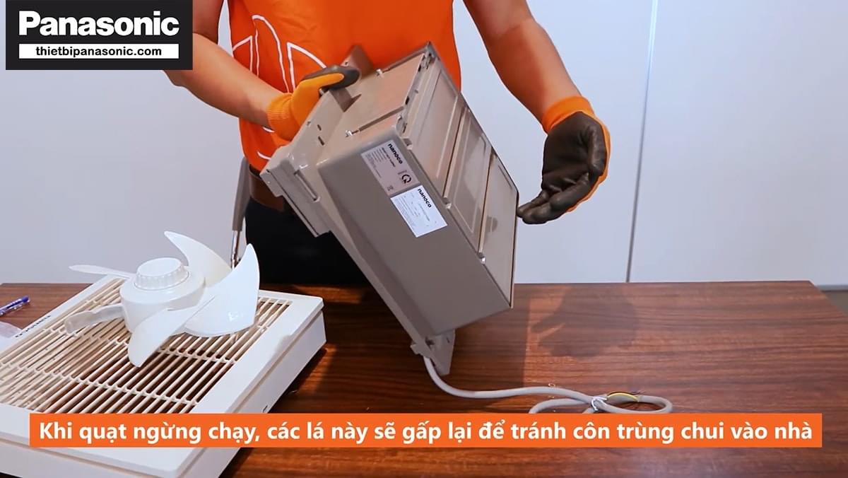 Khi quạt ngừng chạy, các lá lật này sẽ gấp lại để tránh côn trùng chui vào nhà