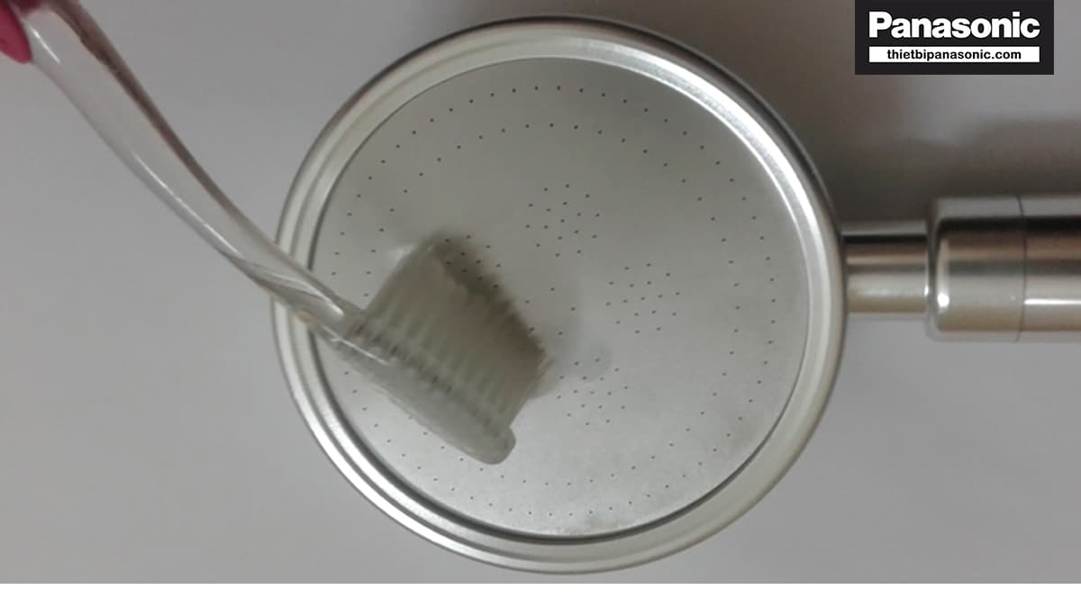 Cần vệ sinh vòi tắm hoa sen tăng áp thường xuyên