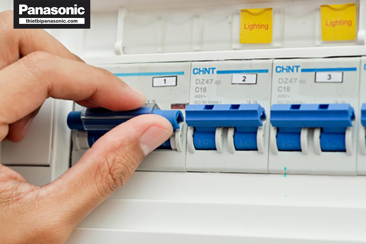 Trước khi vệ sinh máy nước nóng trực tiếp cần tắt nguồn điện