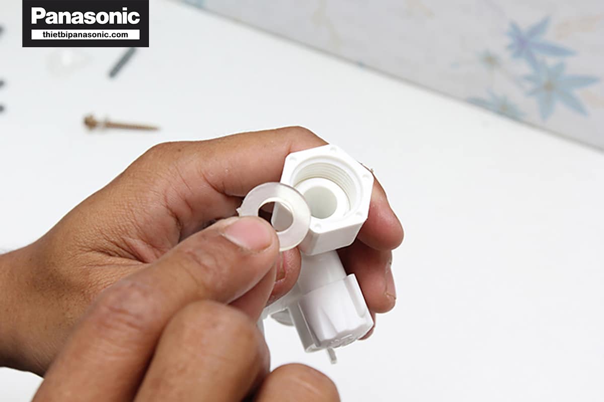 Tháo rời các bộ phận và làm sạch máy nước nóng, nhất là van cao su, nơi dễ bám bẩn và vi khuẩn gây bệnh