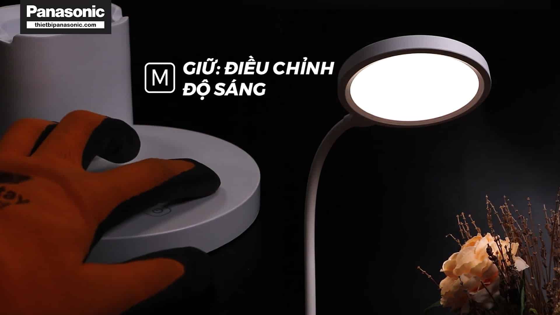 Nhấn giữ phím M để điều chỉnh cường độ sáng