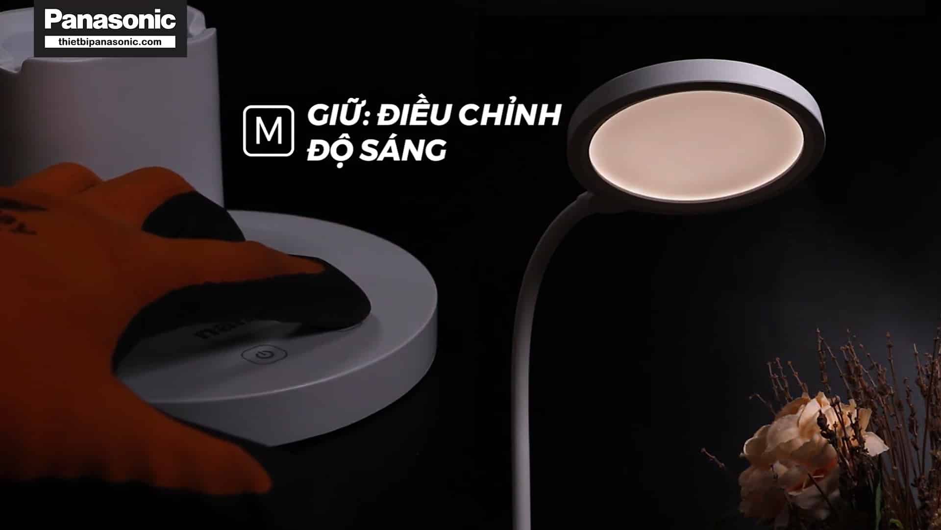 Nhấn giữ phím M để điều chỉnh cường độ sáng