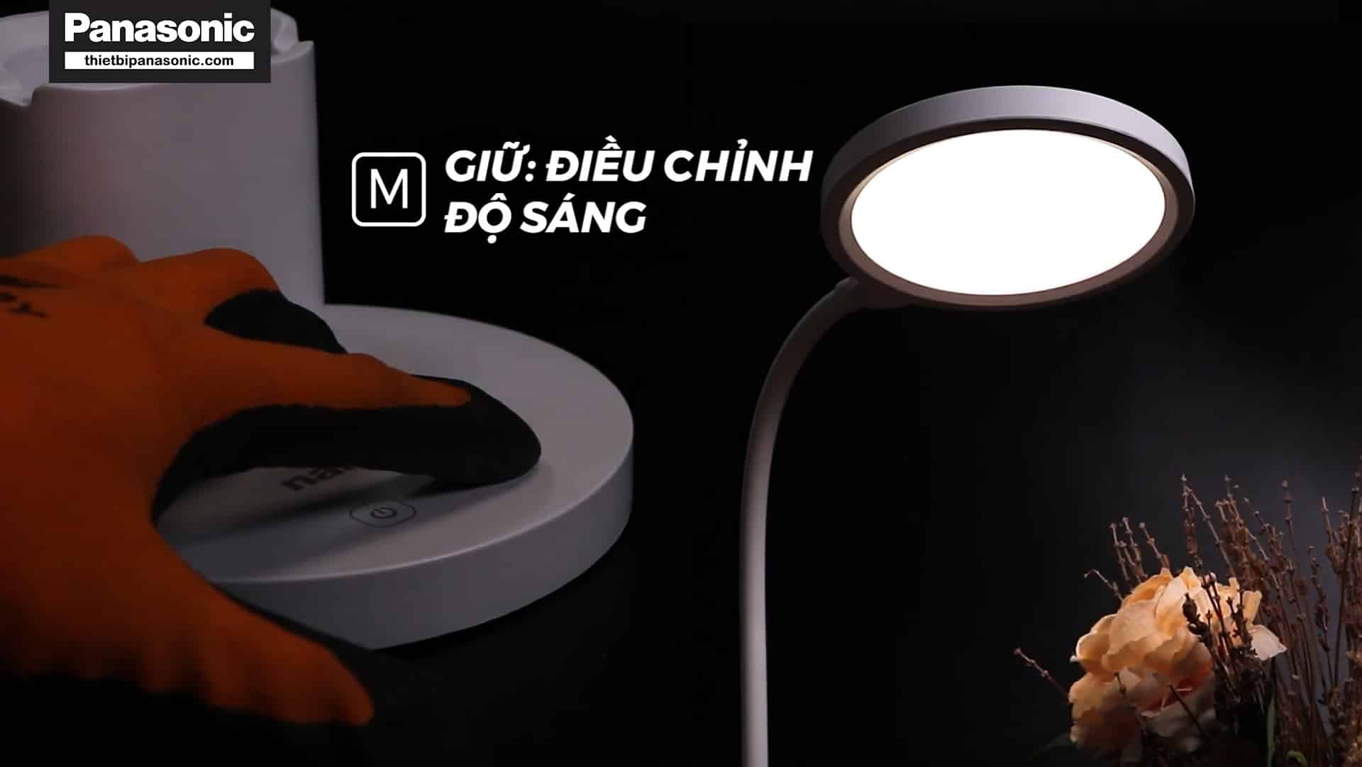 Nhấn giữ phím M để điều chỉnh cường độ sáng