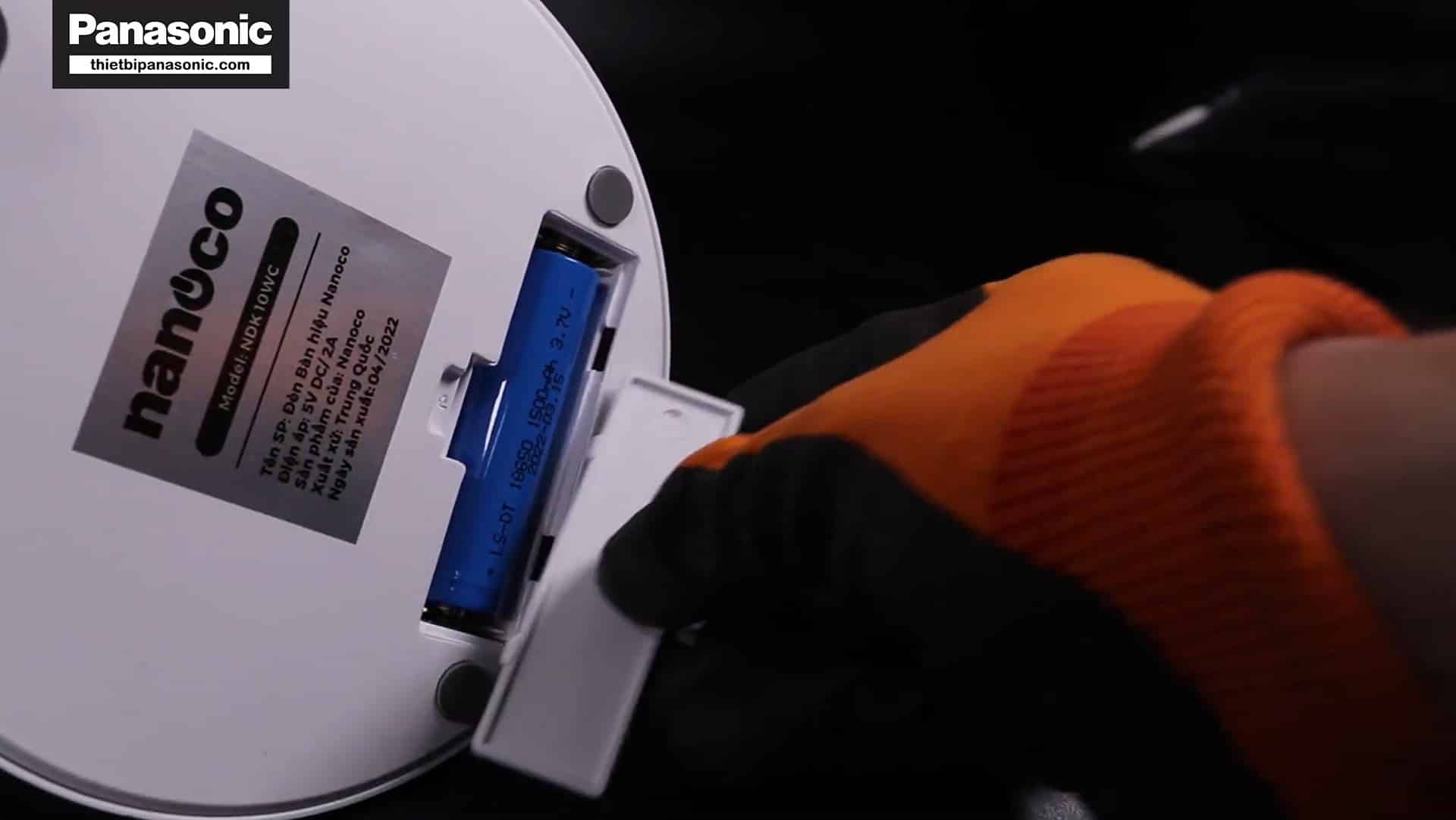 Viên pin trên Đèn bàn LED NDK10WC cho thời gian sử dụng được gần 2 tiếng vào những trường hợp khẩn cấp như cúp điện hoặc các chuyến dã ngoại ngắn ngày