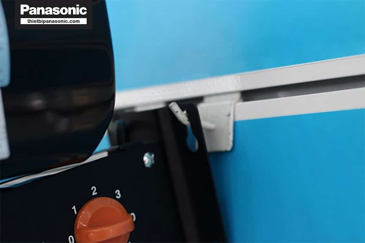 Lắp chấu giữ đầu động cơ quạt vào giá treo trên tường