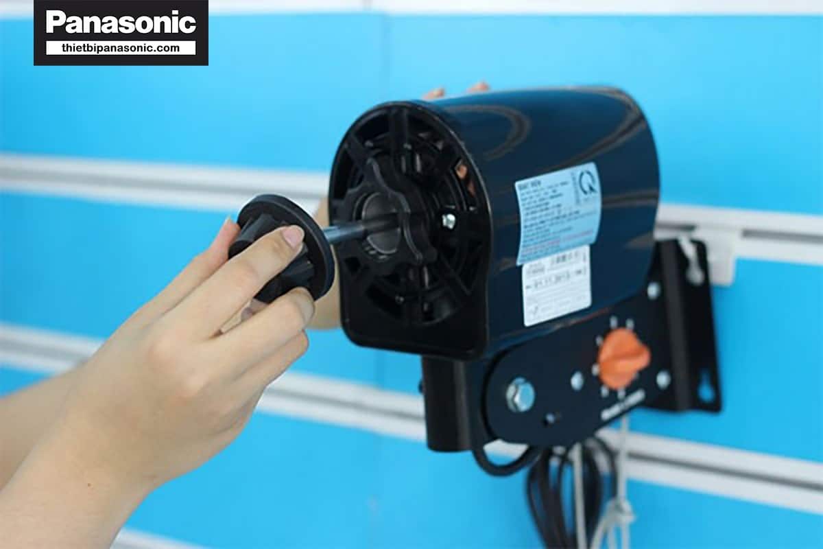 Tháo tán cánh bằng cách vặn theo chiều kim đồng hồ