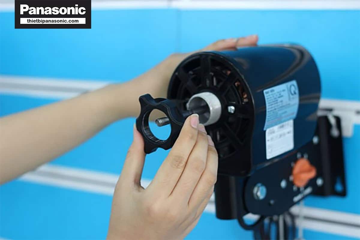 Tháo tán lồng ra bằng cách vặn ngược chiều kim đồng hồ