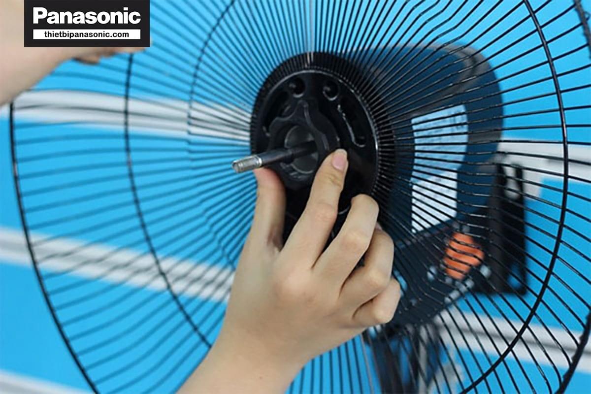 Lắp lồng sau vào nạ quạt sao cho khít với các khe, sau đó lắp tiếp tán lồng vào để cố định lồng sau bằng cách vặn theo chiều kim đồng hồ