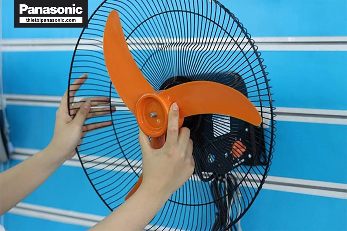 Lắp cánh quạt vào trục quay motor