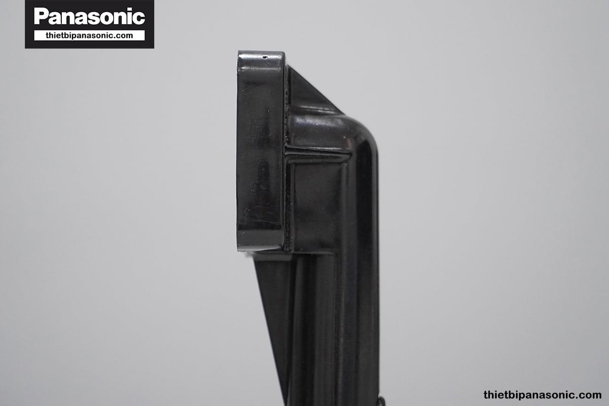 Mặt bên phải của co đứng máy bơm tăng áp Panasonic