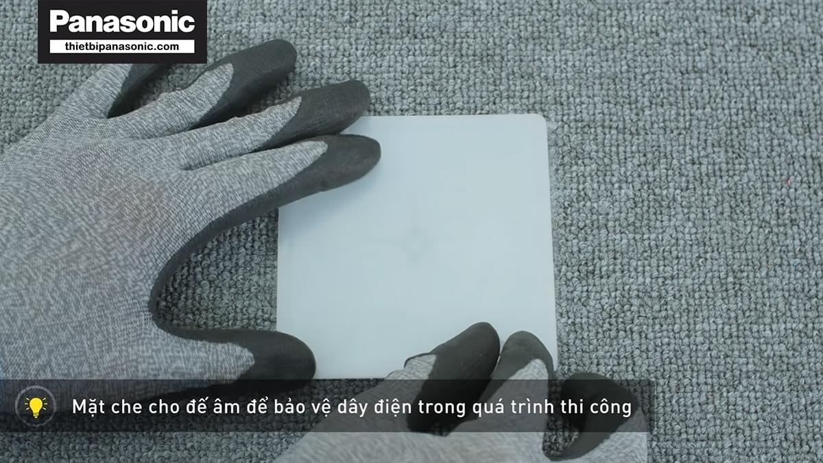 Cần che chắn phần hộp âm của ổ cắm âm sàn DUFS1200LTH-1 bằng tấm nhựa trong lúc thi công