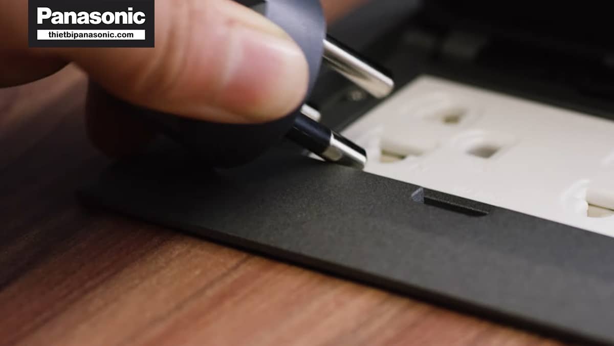 Ổ cắm điện âm sàn Panasonic DUFS1200LTH-1 được làm từ kim loại đảm bảo khả năng chống trầy xước