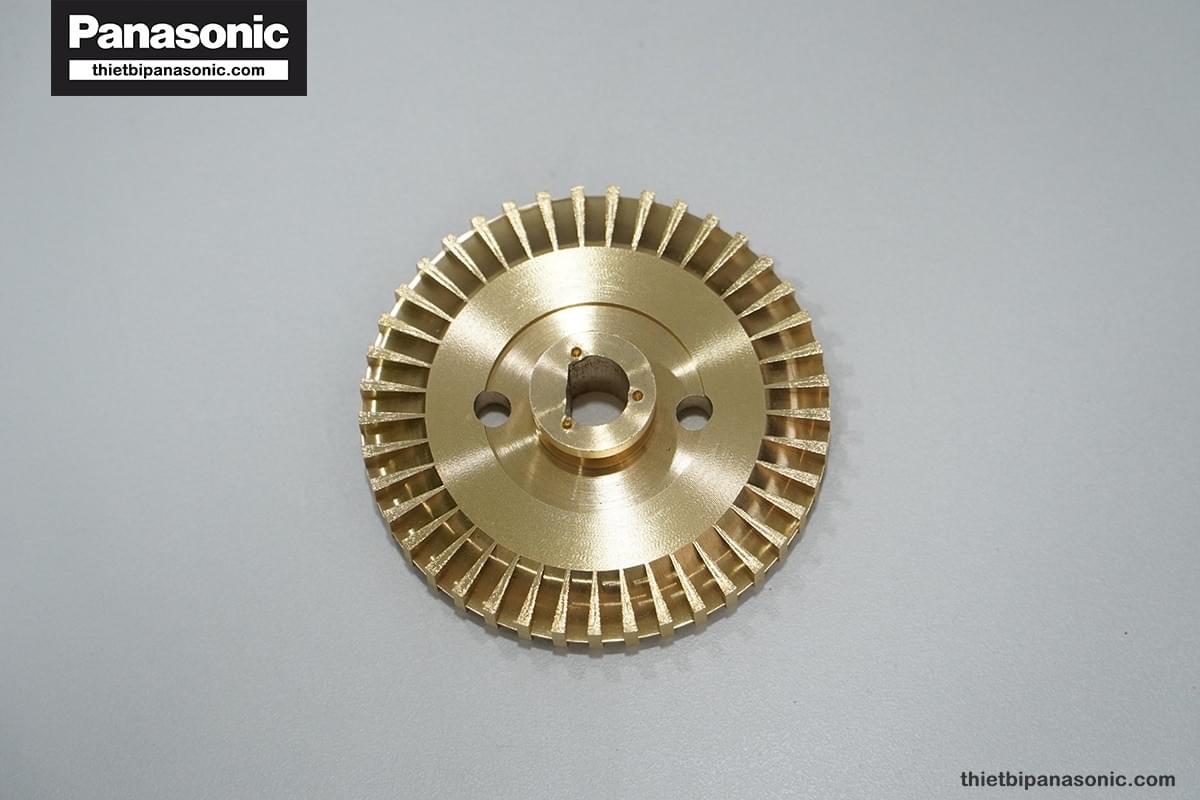Mặt trước của cánh quạt máy bơm Panasonci 125W