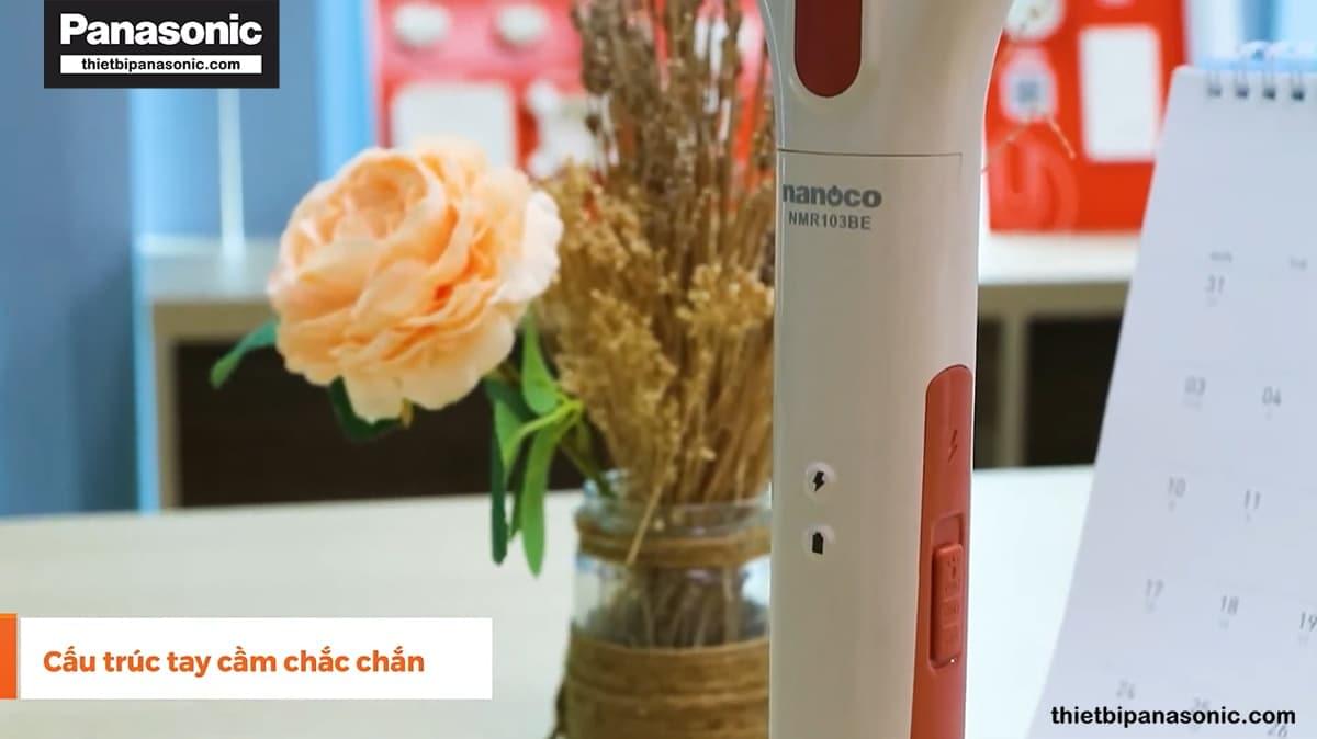 Hình ảnh tay cầm chắc chắn trên Vợt muỗi Nanoco NMR103BE
