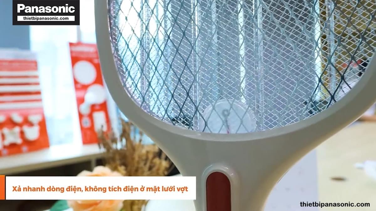 Vợt muỗi NMR103BE được trang bị cơ chế xả nhanh dòng điện không tích điện ở mặt lưới