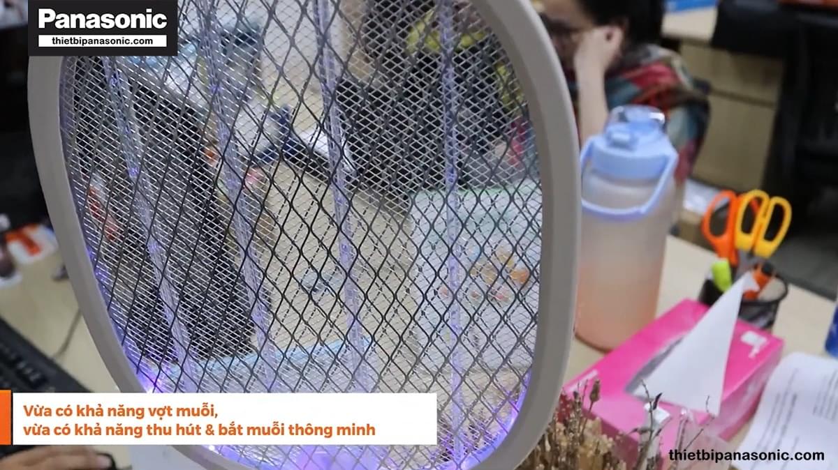 Vợt muỗi Nanoco NMR103BE còn hỗ trợ thu hút muỗi với ánh sáng tím