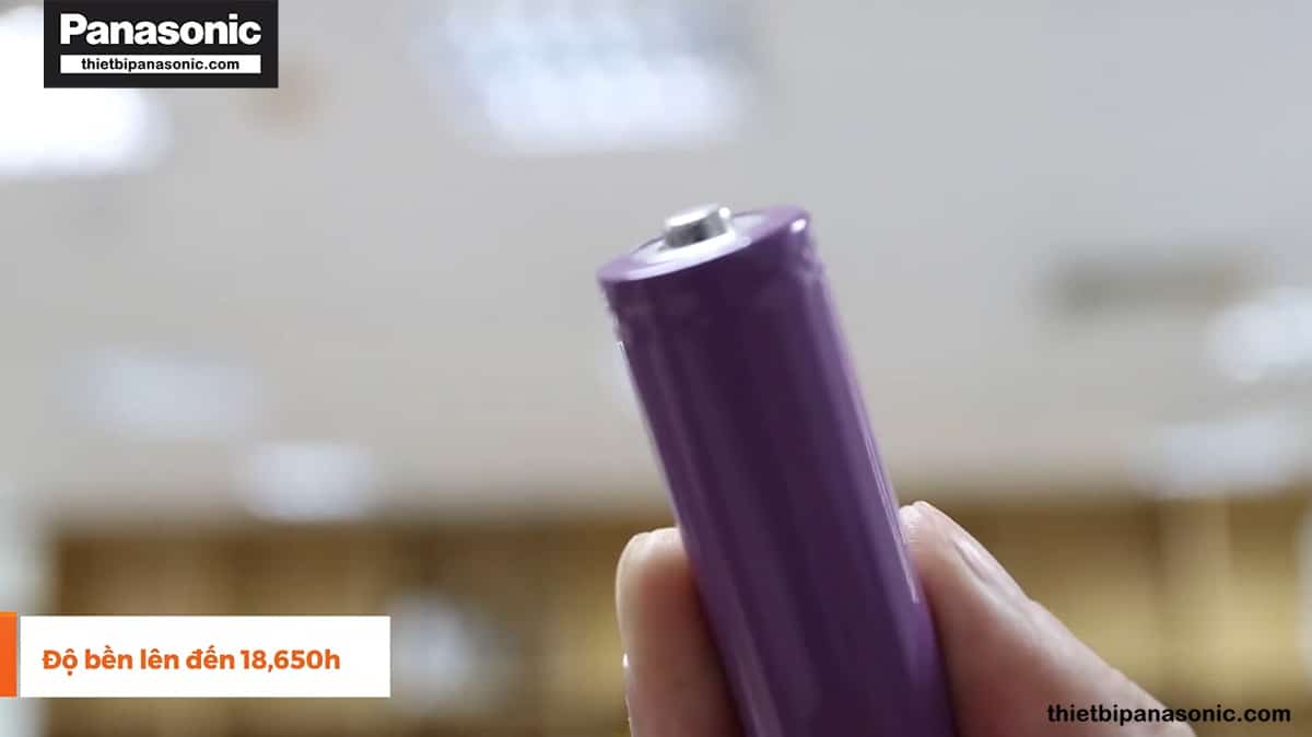 Pin trên Vợt bắt muỗi NMR103BE Nanoco có dung lượng cao và có thể dễ dàng sạc lại khi hết pin