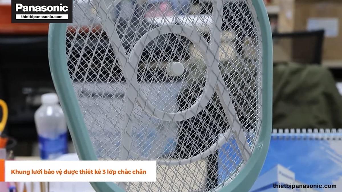 Khung lưới bảo vệ trên Vợt muỗi NMR102B được thiết kế với 3 lớp chắc chắn