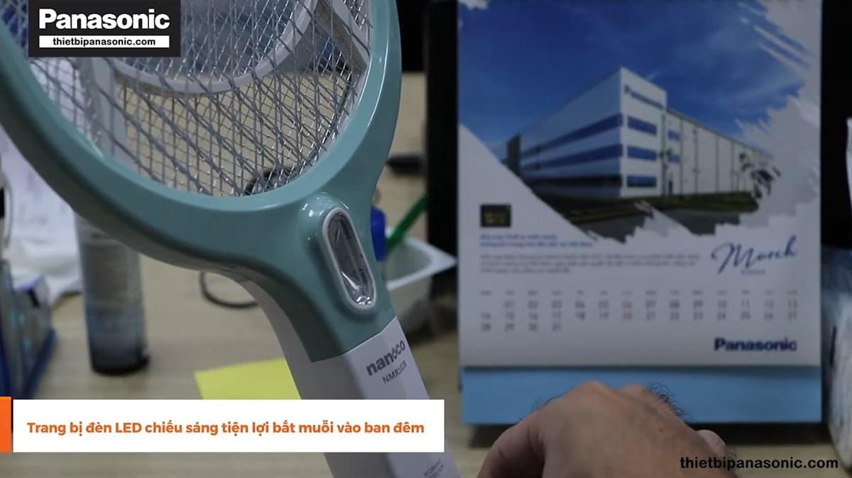 Vợt bắt muỗi Nanoco NMR102BE được trang bị đèn LED chiếu sáng tiện lợi bắt muỗi dễ dàng vào ban đêm