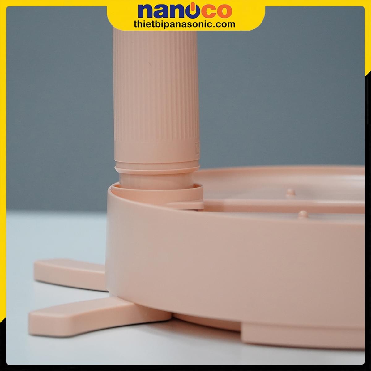 Chân Quạt tích điện gấp gọn Nanoco NFF1618P có thêm 2 cần gạt mở rộng giúp giữ thăng bằng tốt hơn