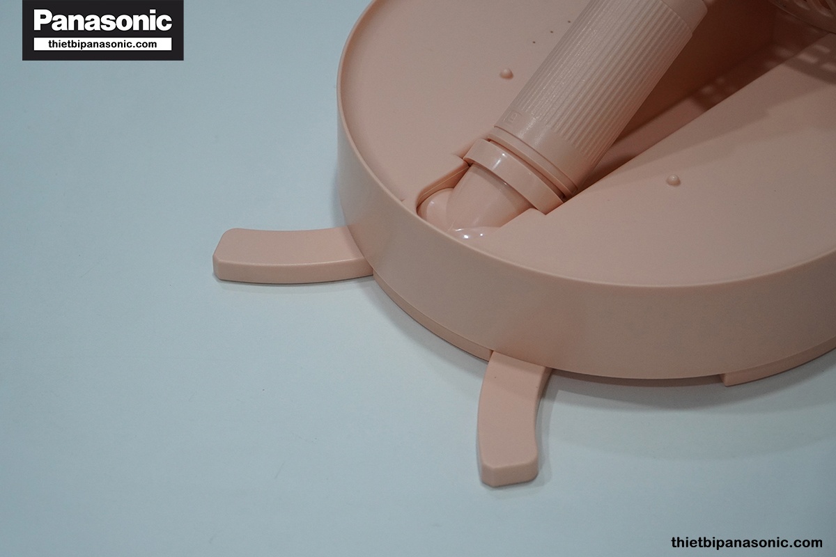 Chân Quạt tích điện gấp gọn Nanoco NFF1618P có thêm 2 cần gạt mở rộng giúp giữ thăng bằng tốt hơn