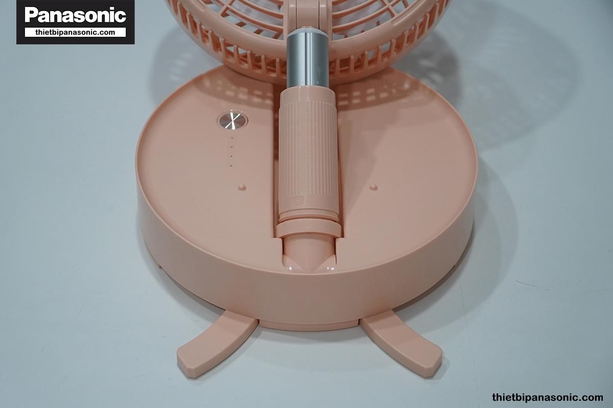 Chân Quạt tích điện gấp gọn Nanoco NFF1618P có thêm 2 cần gạt mở rộng giúp giữ thăng bằng tốt hơn