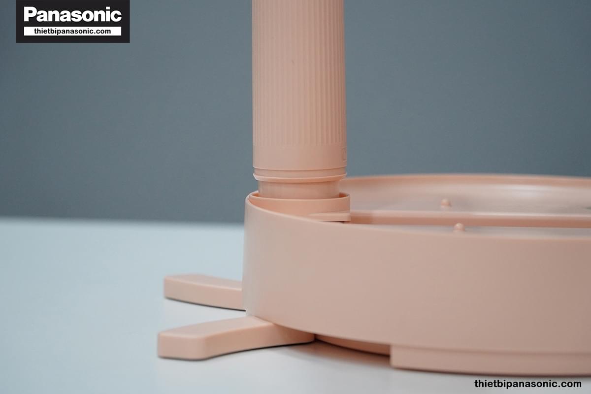 Chân Quạt tích điện gấp gọn Nanoco NFF1618P có thêm 2 cần gạt mở rộng giúp giữ thăng bằng tốt hơn