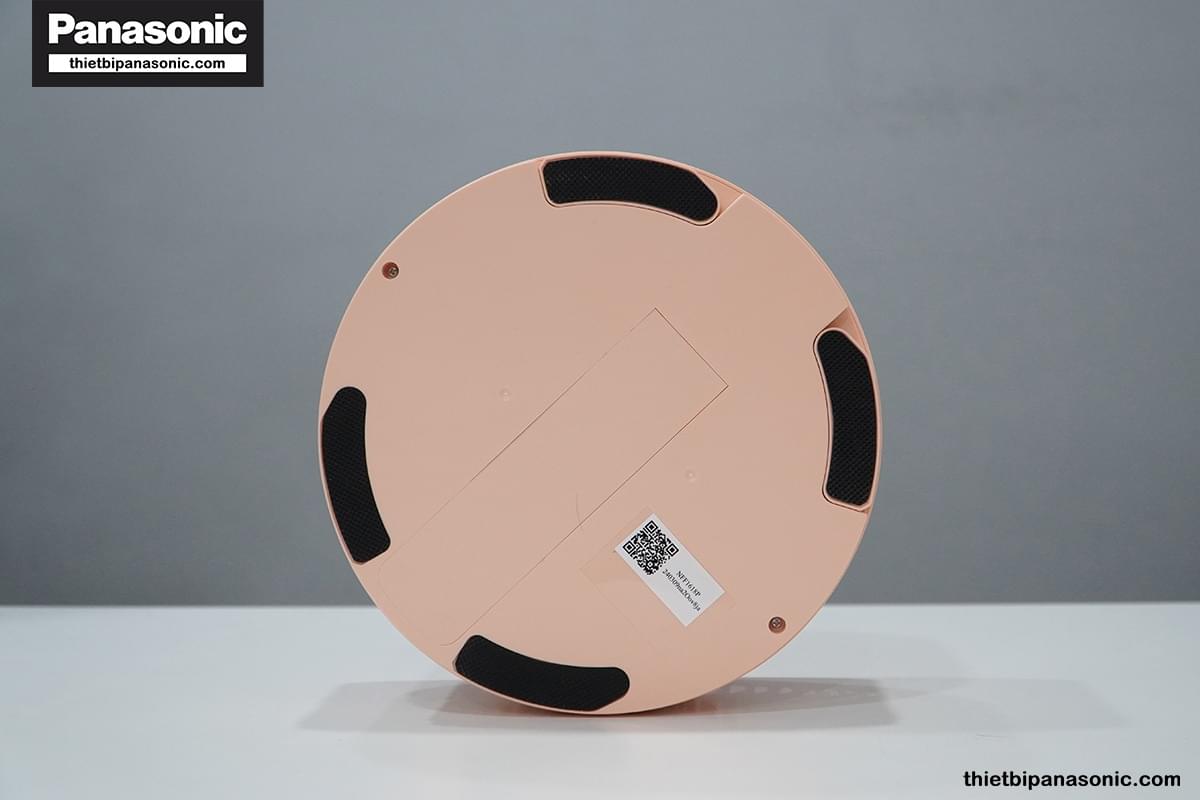 Phần đáy sản phẩm có các miếng cao su nhỏ để cố định chắn chắn trên mặt phẳng