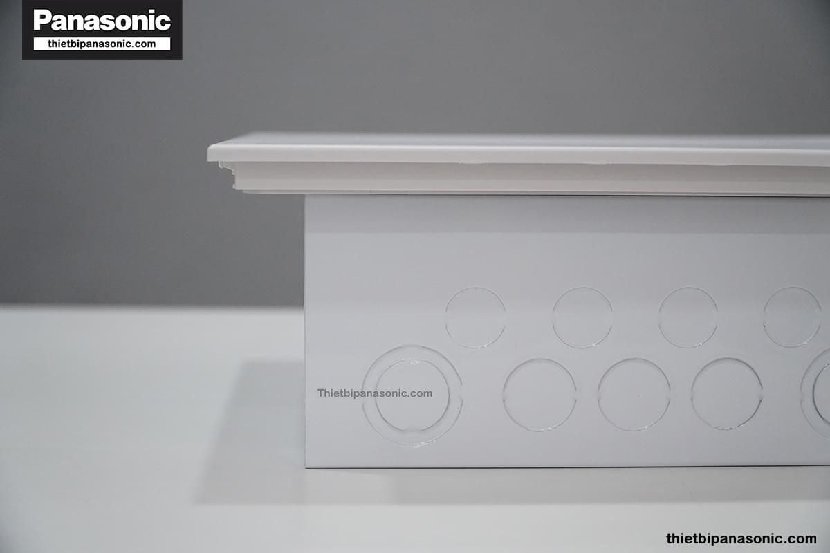 Phần âm tường của Tủ điện Moderva Panasonic 8 Modules Màu trắng được làm từ sắt đảm bảo độ chắc chắn và tuổi thọ lâu dài
