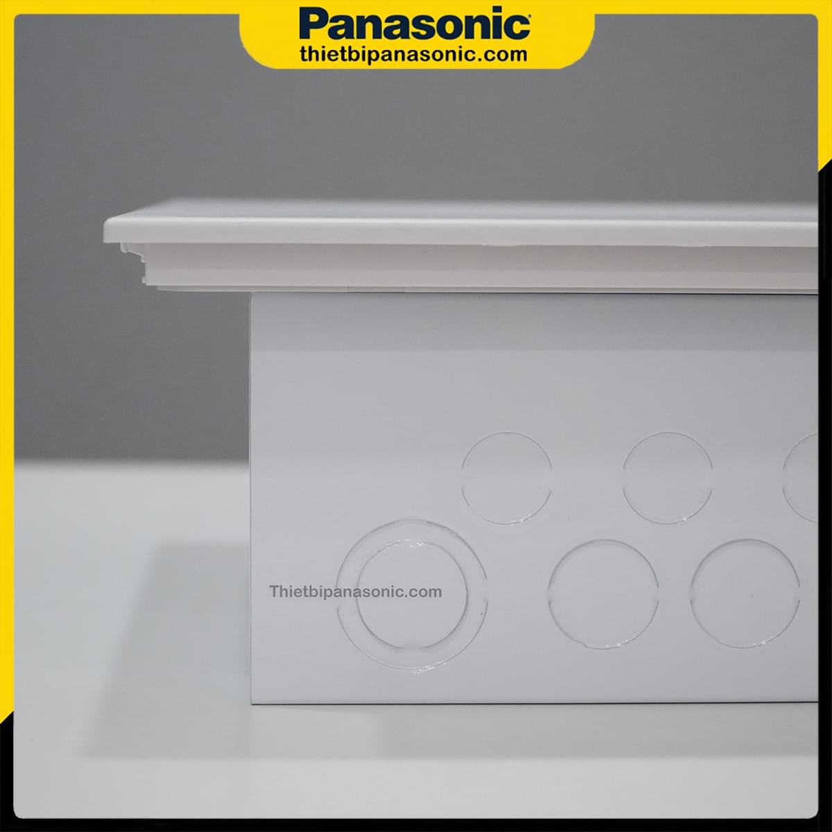 Phần âm tường của Tủ điện Moderva Panasonic 8 Modules Màu trắng được làm từ sắt đảm bảo độ chắc chắn và tuổi thọ lâu dài