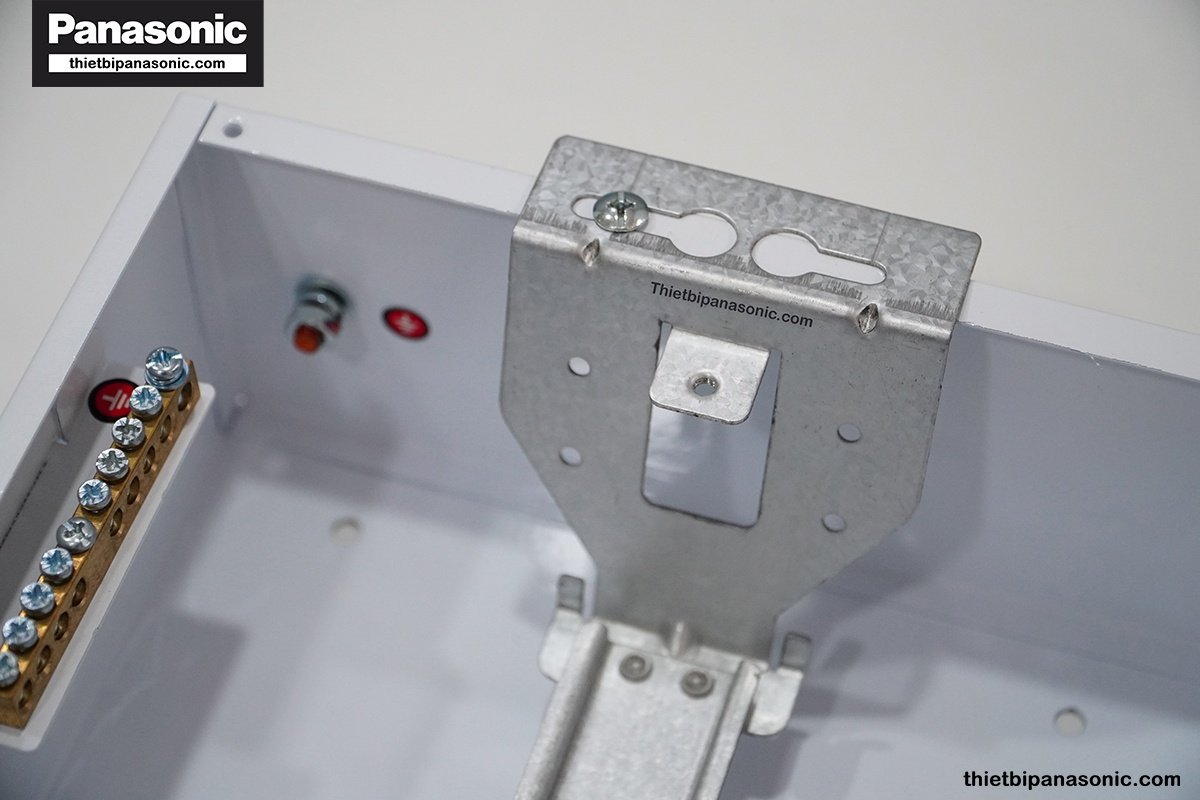 Hình ảnh thực tế các chi tiết bên trong Tủ điện Panasonic 8 Modules màu vàng ánh kim BQDF08MG31AV