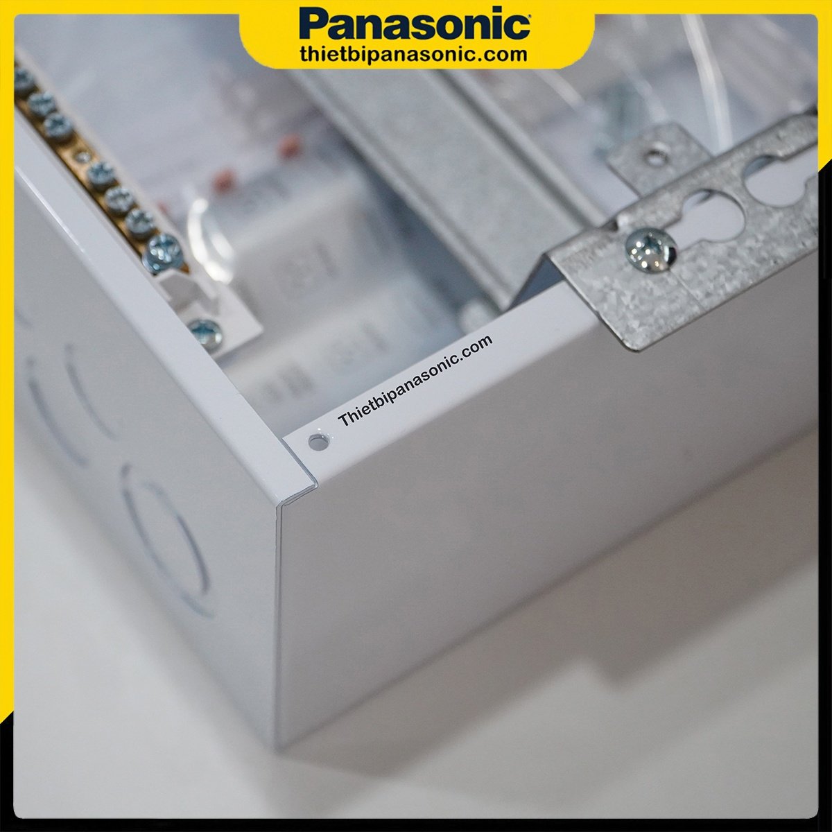 Phần âm tường được làm từ sắt mang lại độ bền cao, dễ thi công