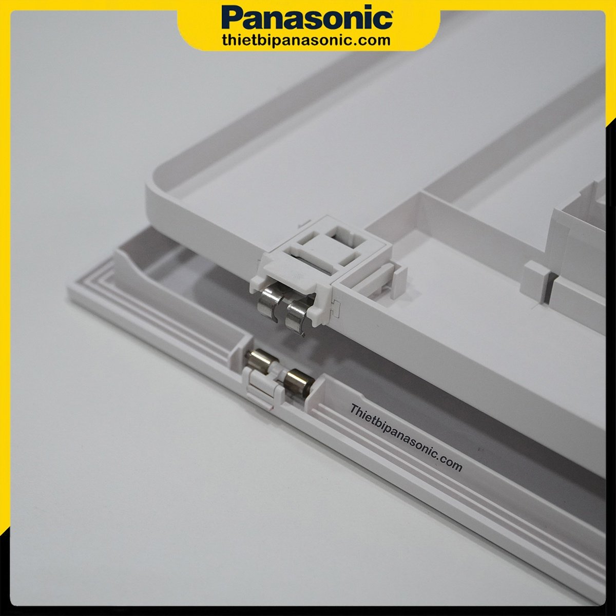 Khớp đóng mở tủ điện được thiết kế đơn giản nhưng chắc chắn, bền bỉ