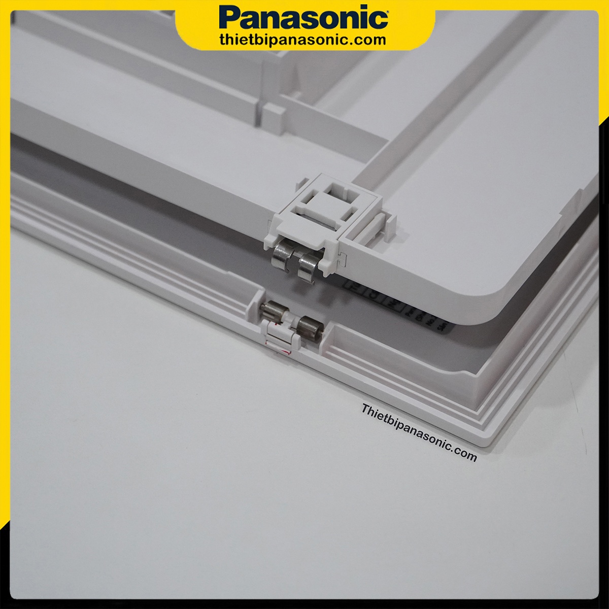 Cận cảnh khớp đóng mở siều bên trên Tủ điện Moderva Panasonic 8 Modules màu xám ánh kim