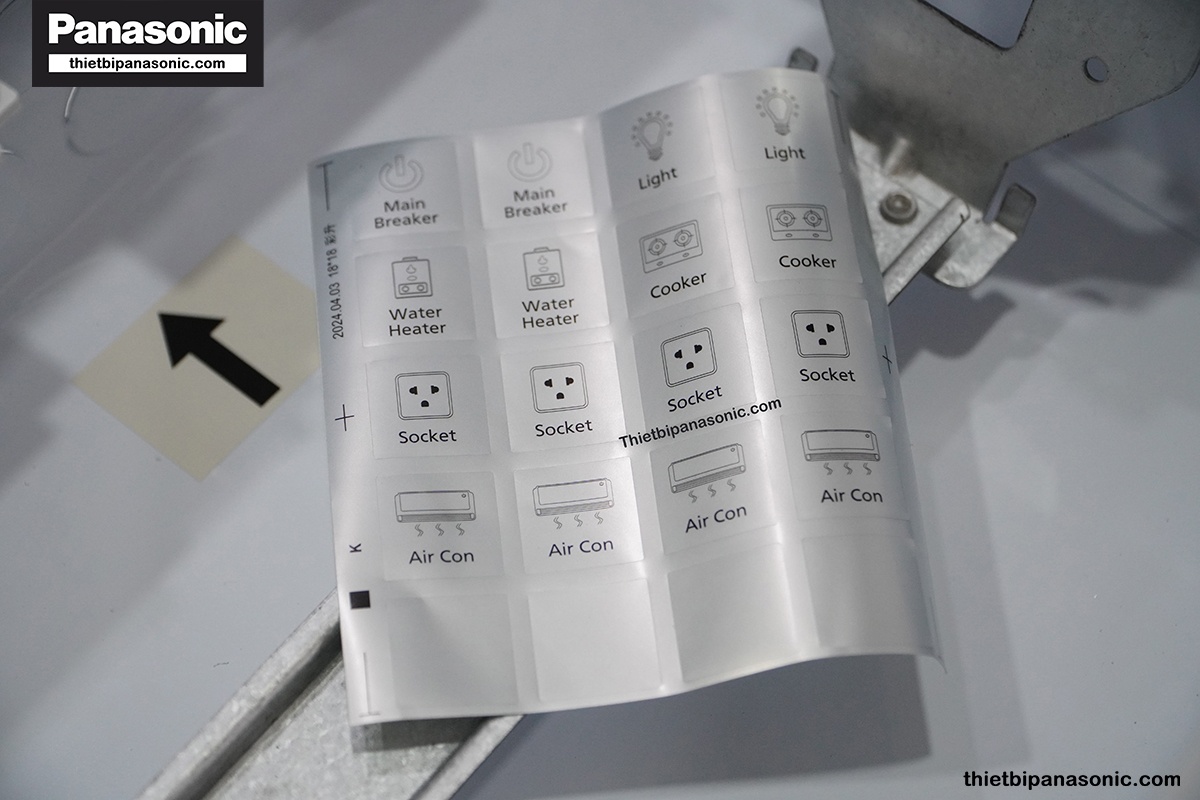 Tủ điện Panasonic Moderva 8 Modules BQDF08MH31AV được nhà sản xuất trang bị kèm thanh lược và nhãn dãn ký hiệu cho một số thiết bị điện thông dụng hiện nay