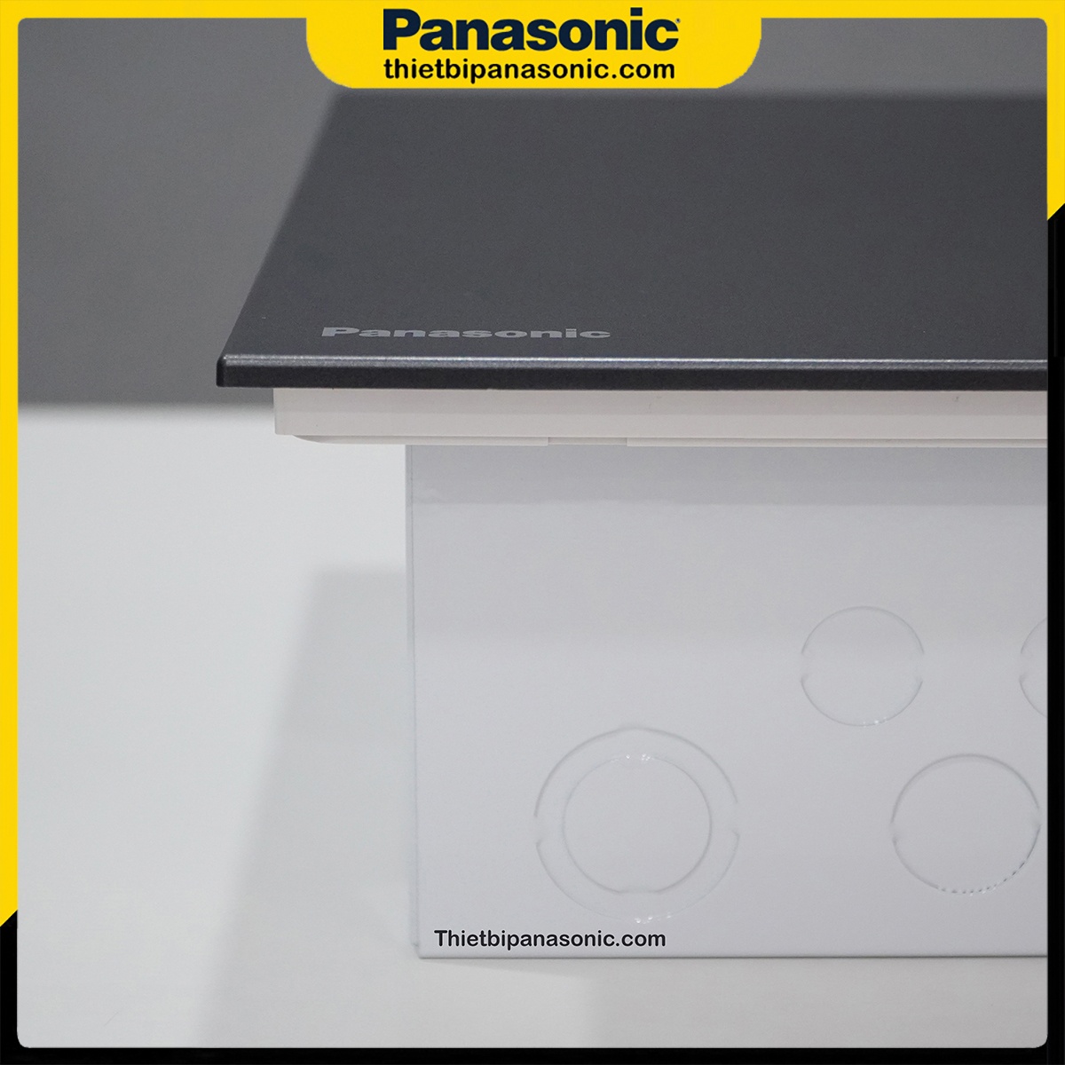 Logo Panasonic được in trắng nổi bật trên nên xám ánh kim mang lại sự sang trọng hiện đại cho không gian
