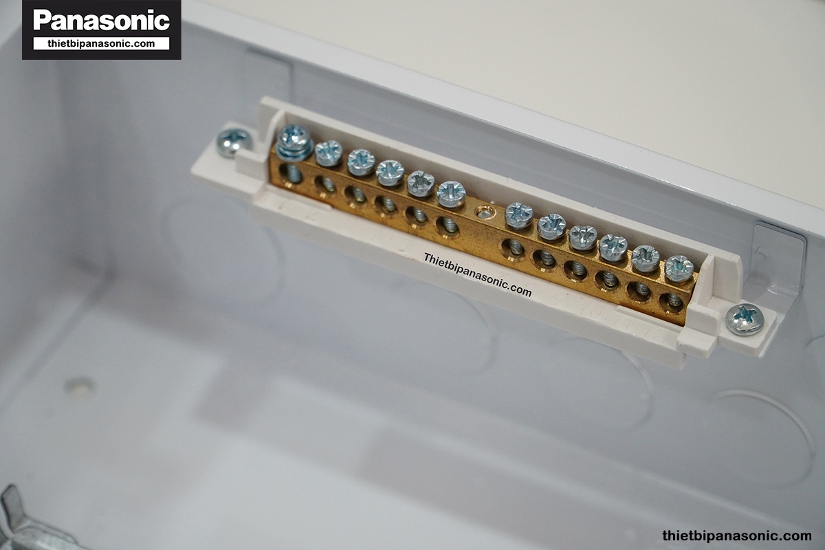 Hình ảnh thực tế các chi tiết bên trong Tủ điện Moderva màu trắng 12 Modules BQDF12W31AV