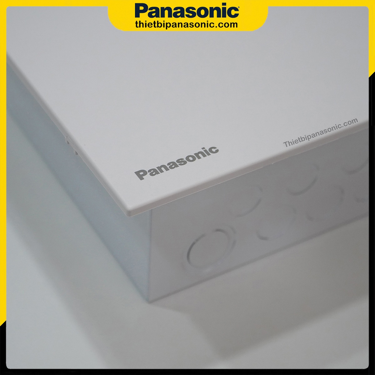 Tủ điện Moderva Panasonic 12 Modules BQDF12W31AV có màu trắng hiện đại, trang nhã