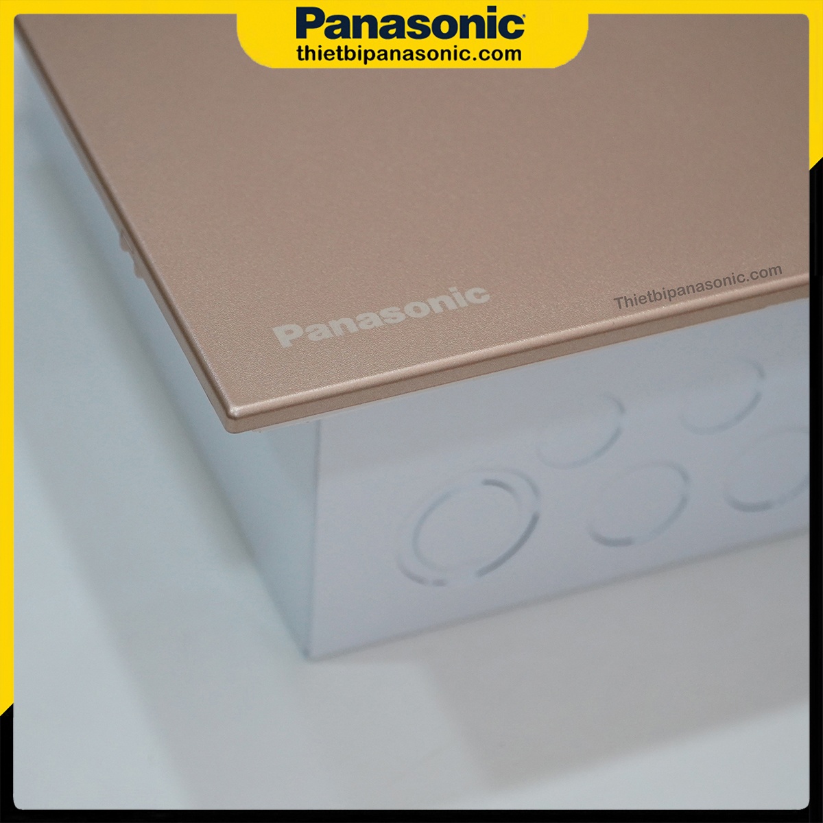 Hình ảnh thực tế của Tủ điện Moderva Panasonic 12 Modules BQDF12MG31AV màu vàng ánh kim sang trọng