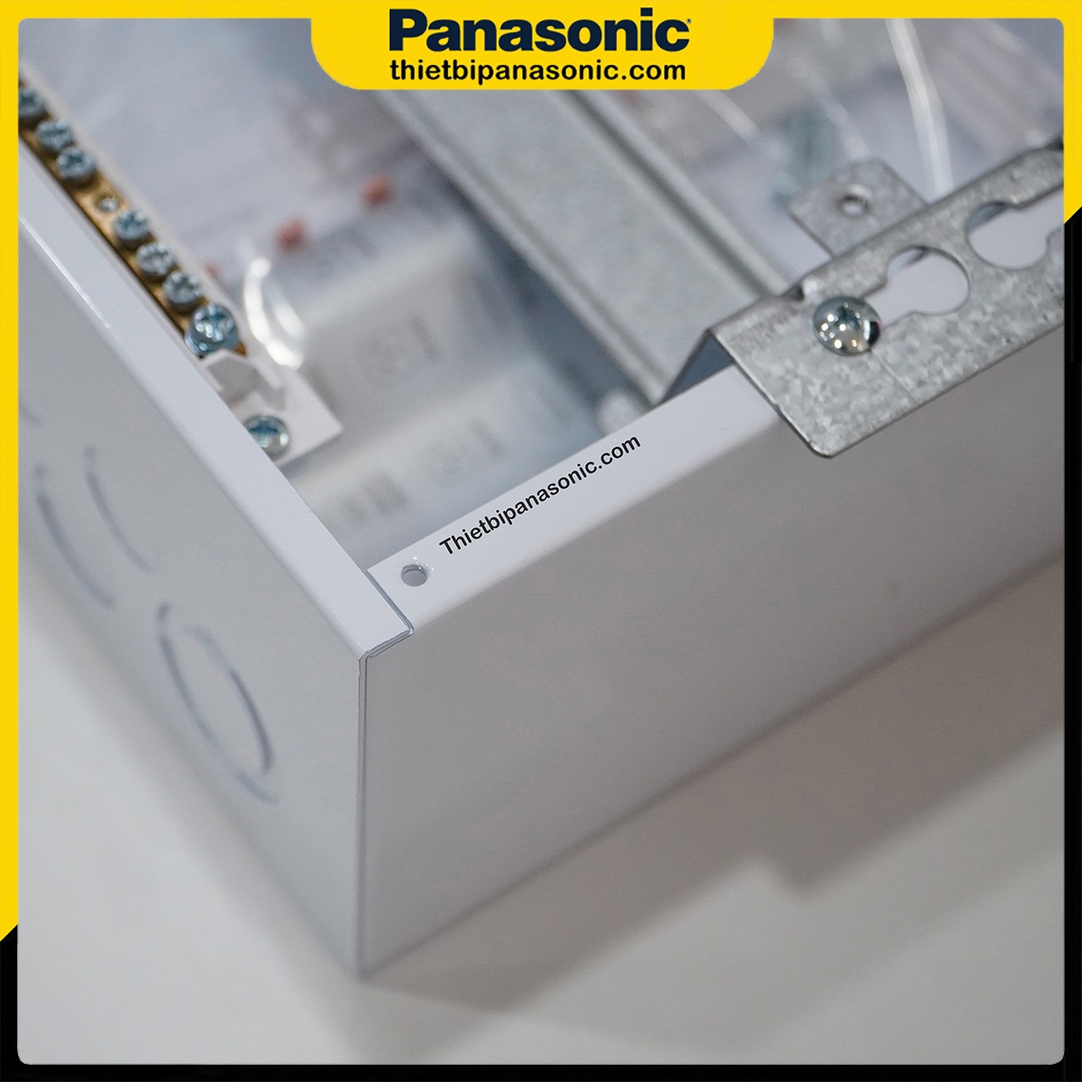 Tủ điện âm tường Moderva BQDF24MG11AV được sản xuất tại Thượng Hải với chế độ bảo hành 12 tháng tiêu chuẩn của hãng