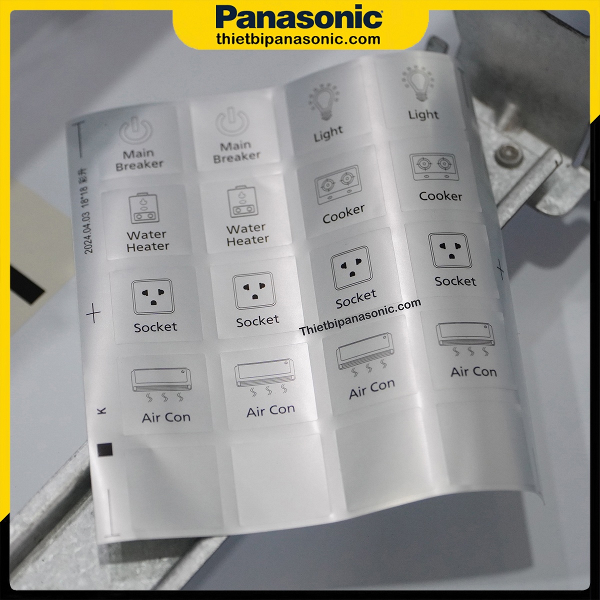 Tủ điện âm tường Panasonic BQDF24MG11AV được trang bị kèm phụ kiện là thanh lược và nhãn dán