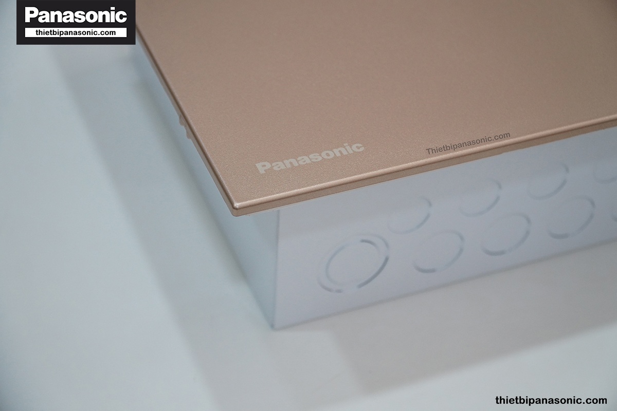 Hình ảnh thực tế của Tủ điện Moderva Panasonic 24 Modules màu vàng ánh kim BQDF24MG11AV