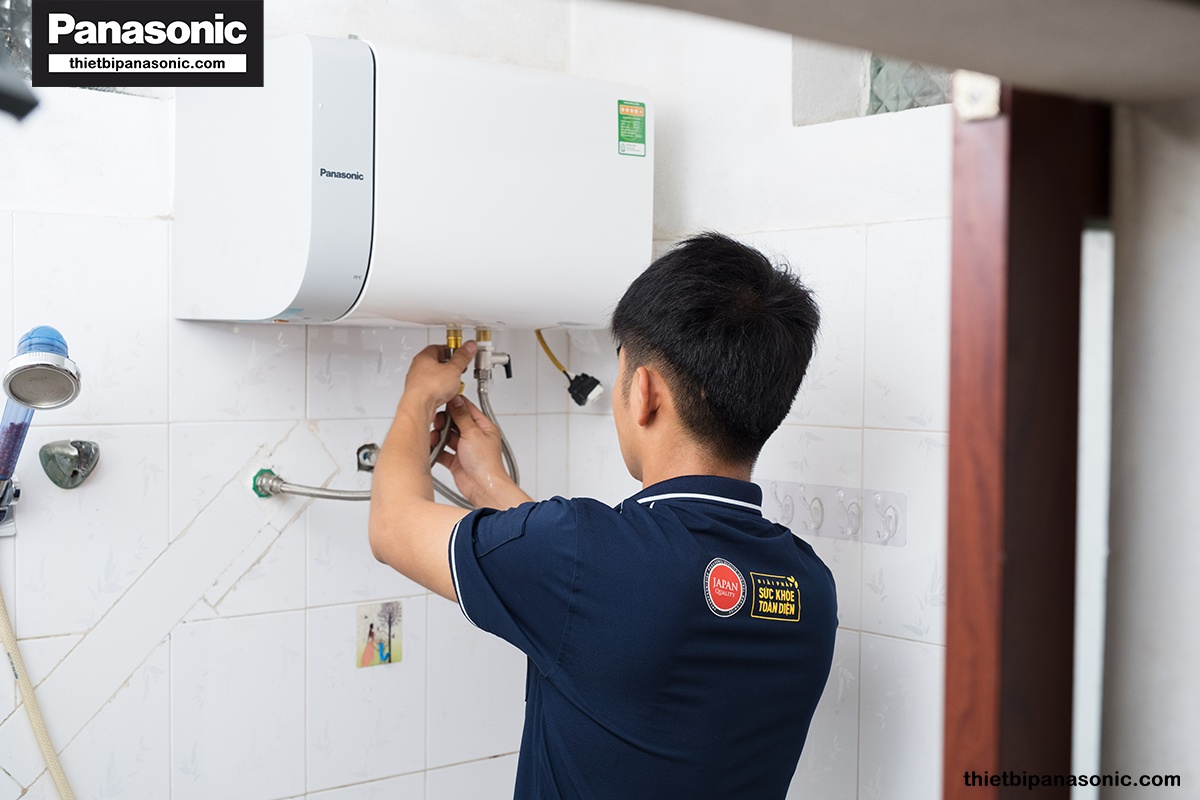 Kỹ thuật viên Panasonic lắp đặt bình nước nóng mới cho các gia đình